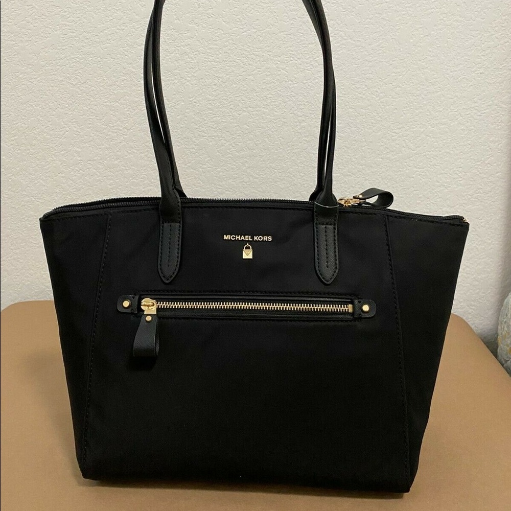 MICHAEL KORS NYLON KELSEY MEDIUM TOP ZIP TOTE